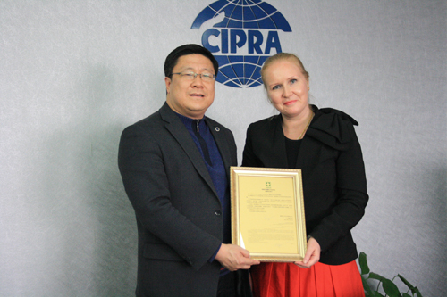 CIPRA常务副会长兼秘书长赵大力为杨娜•雷特尼科娃颁发讲座证书.jpg