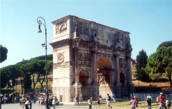 位于罗马的君士坦丁凯旋门