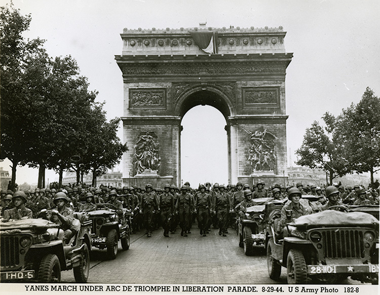 1944年巴黎解放，法军与美军阅兵.jpg