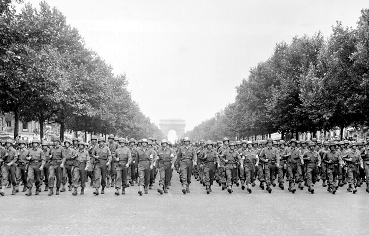 1944年巴黎解放，法军与美军阅兵.jpg