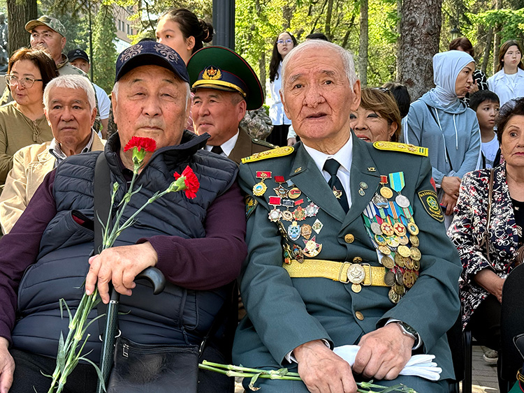 2025年5月,哈萨克斯坦纪念卫国战争暨第二次世界大战胜利80周年阅兵时的老兵.jpg
