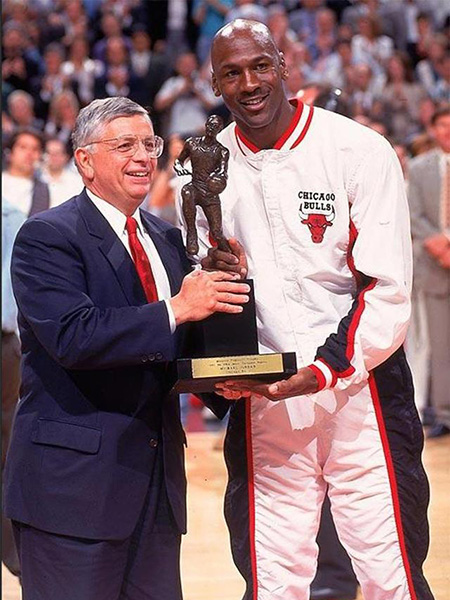 大卫斯特恩为乔丹颁奖.jpg