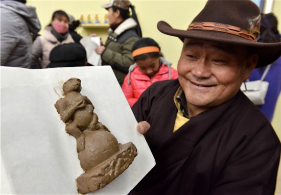 西藏拉萨的民俗——泥塑“金猴献桃”